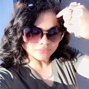 Meet your Posher, Julia